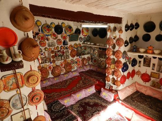 b.	Typical interior of a cultural Harari guest house found inside Harar Jugol.